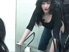 Còng tra tấn phim sex của les và làm nhục của một nô lệ.